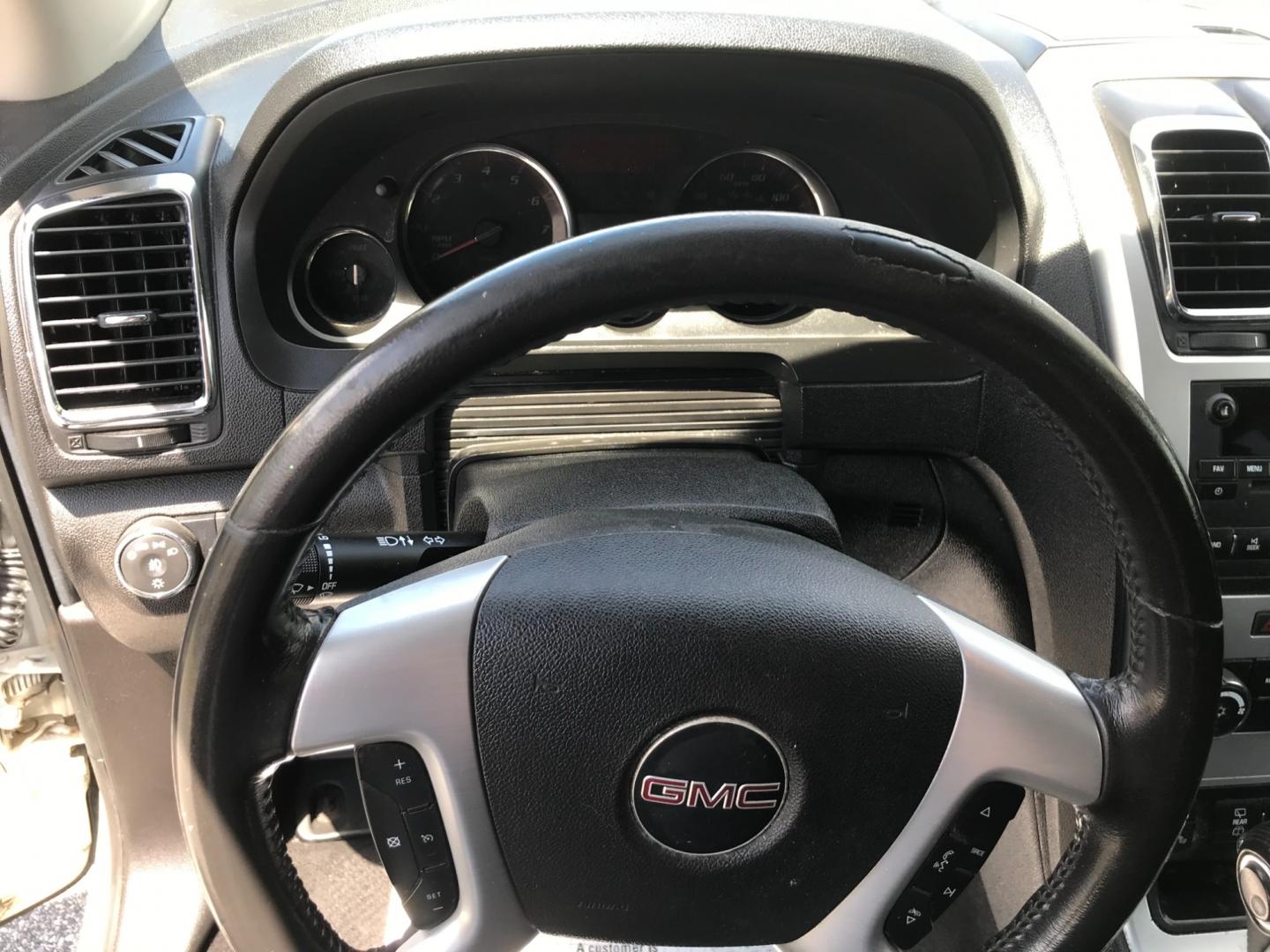 2012 White /Gray GMC Acadia SLE (1GKKVPED0CJ) with an 3.6 V6 engine, Automatic transmission, located at 577 Chester Pike, Prospect Park, PA, 19076, (610) 237-1015, 39.886154, -75.302338 - Photo#14